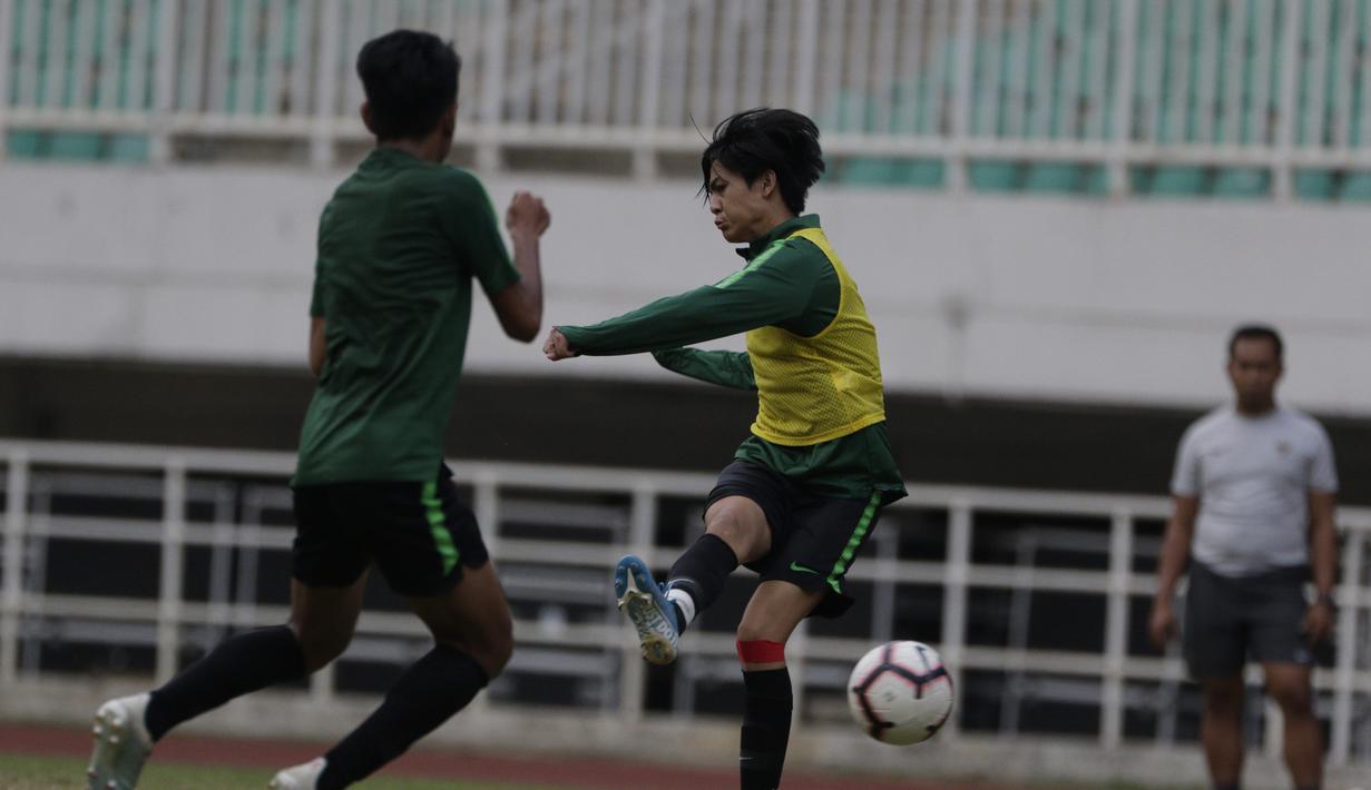 Pemain Timnas Indonesia U-19, Rendy Juliansyah, mengirim umpan saat latihan di Stadion Pakansari, Bogor, Senin (30/9). Latihan ini merupakan persiapan jelang Piala AFF U-19 di Vietnam. (Bola.com/Vitalis Yogi Trisna)