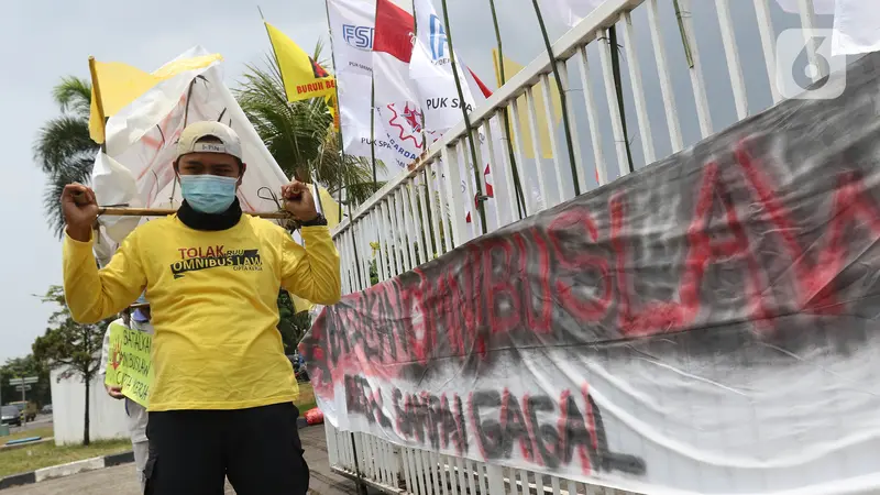 FOTO: Tolak UU Cipta Kerja, Buruh di Cikarang Mogok Kerja