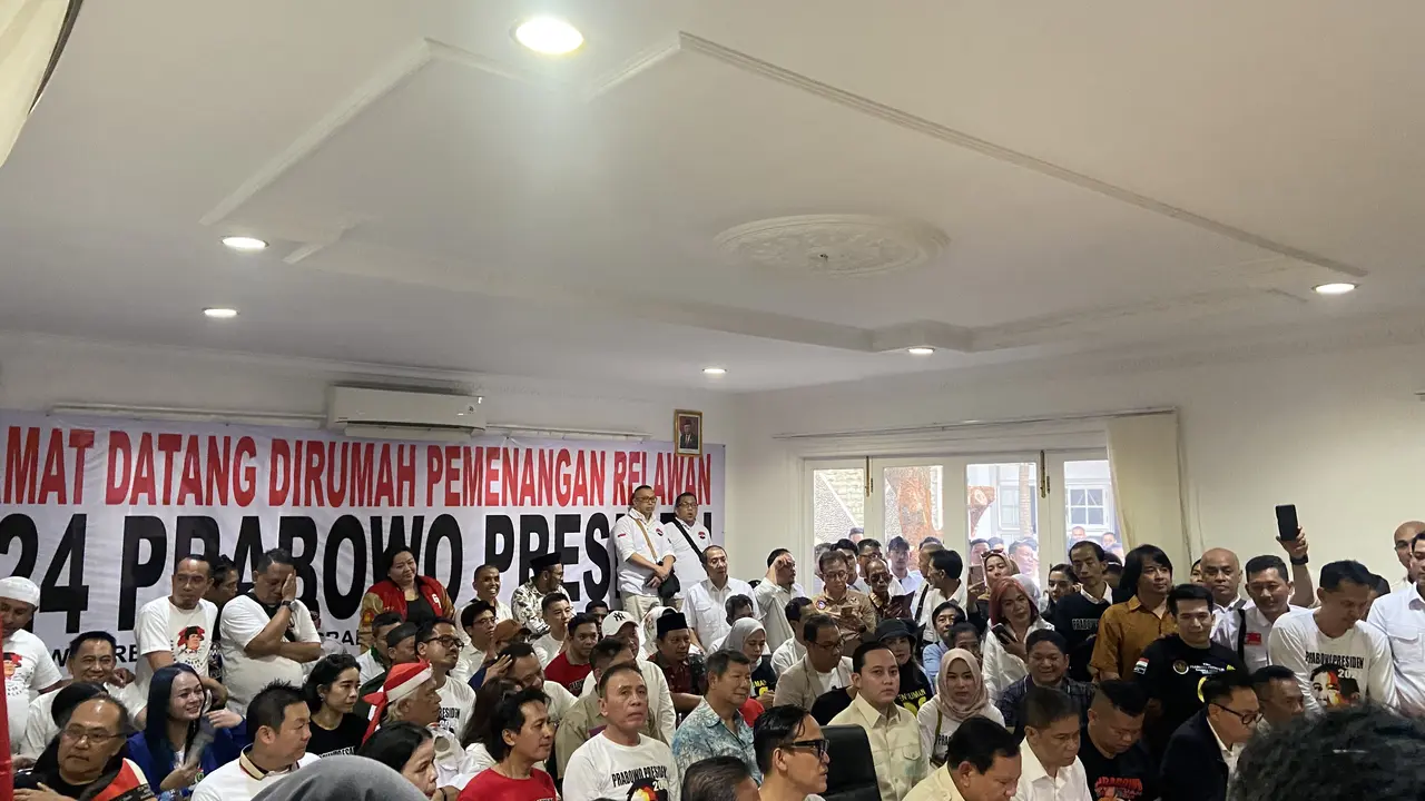 Bakal calon presiden dari Koalisi Kebangkitan Indonesia Raya (KKIR) Prabowo Subianto meresmikan Rumah Pemenangan Relawan 08 di kawasan Menteng Jakarta.