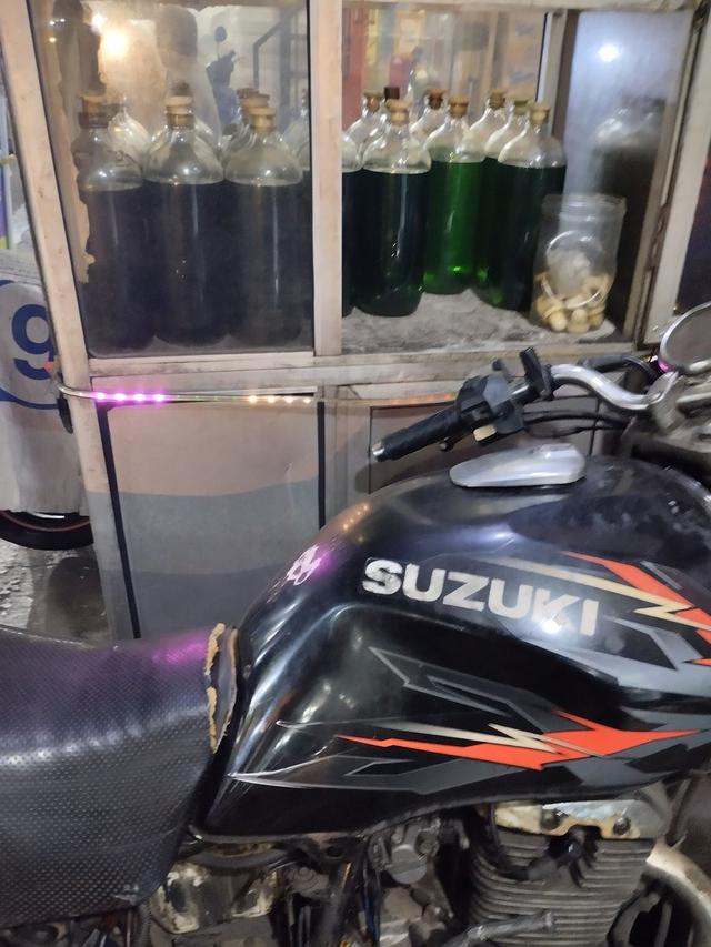10 Potret Suzuki Thunder Saat Menguras SPBU, Banyak Dipakai Para Penjual Bensin Eceran