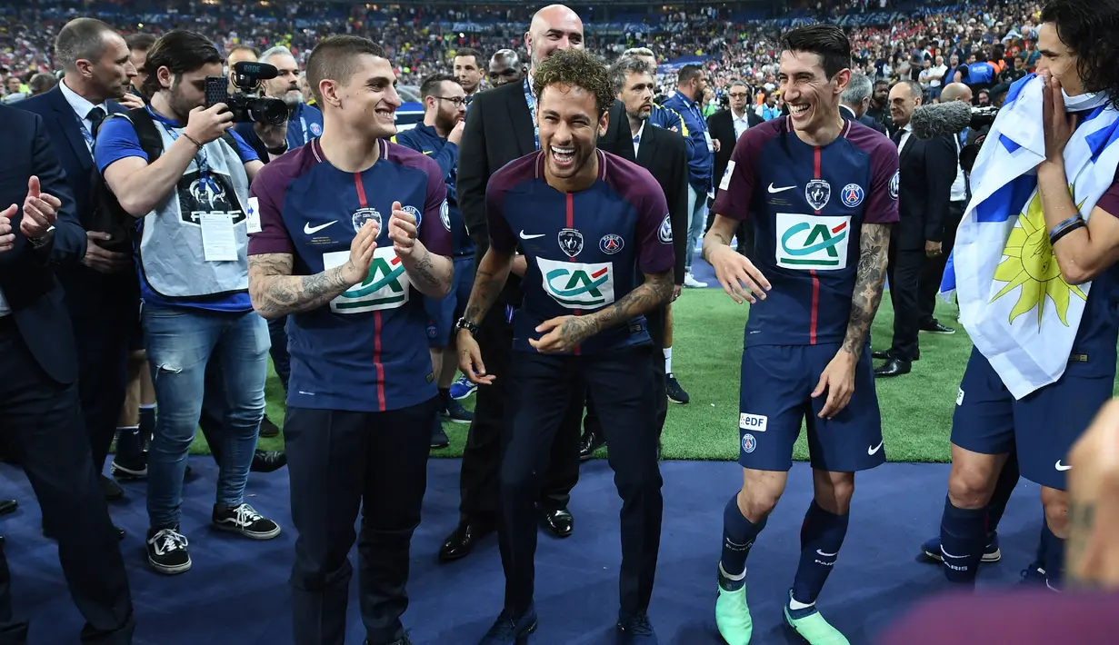 Penyerang PSG, Neymar Jr dan rekan-rekannya merayakan kemenangan timnya meraih juara Piala Prancis usai mengalahkan Les Herbiers di final di Stade de France di Saint-Denis, Paris (8/5). PSG menang 2-0 atas Tim divisi tiga tersebut. (AFP Photo/Franck Fife)