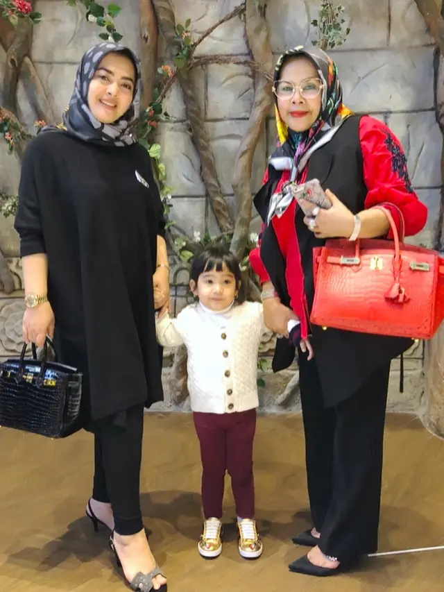 Enggak Kalah Cetar, Ini 6 Gaya Glamor Ibunda Syahrini