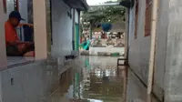 Seorang warga di Cirebon Timur sedang duduk di d
Teras rumah mereka sambil melihat banjir yang menggenang pemukimannya. (Istimewa)