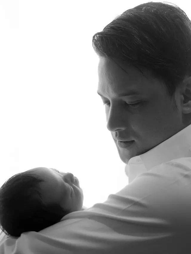 Zayden Kai Callisto dalam dekapan Lucky Perdana (Foto: Instagram @lidibrugman)