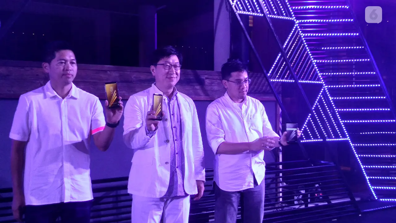Presiden Samsung Electronics Indonesia Jae Hoon Kwon (tengah) merilis Samsung Galaxy A6 dan A6 Plus