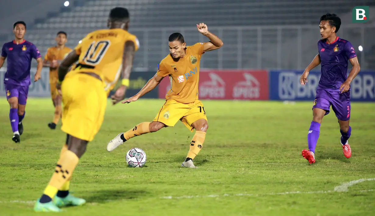 Pemain Bhayangkara FC, Renan Silva, menendang bola ke gawang Persik Kediri yang menghasilkan gol pada laga pekan kelima BRI Liga 1 di Stadion Madya, Jakarta, Rabu, (29/9/2021). (Bola.com/M Iqbal Ichsan)