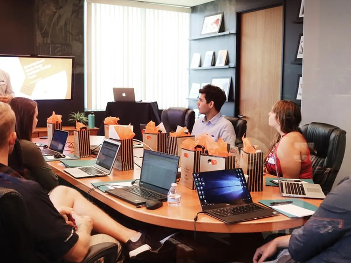 Menafsirkan Arti Mimpi Menghadiri Rapat