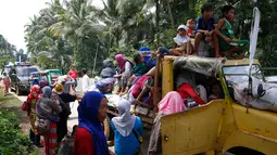 Warga bersiap menaiki truk yang akan membawa mereka ke tempat yang lebih aman, Filipina, Senin (29/5). Kota Marawi sedang terjadi baku tembak antara pasukan pemerintah dengan kelompok Maute. (AP Photo / Bullit Marquez)