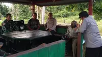Personel Satgas Pamtas RI-PNG mengamankan Yusak Pakage mantan anggota OPM di perbatasan. (Istimewa)
