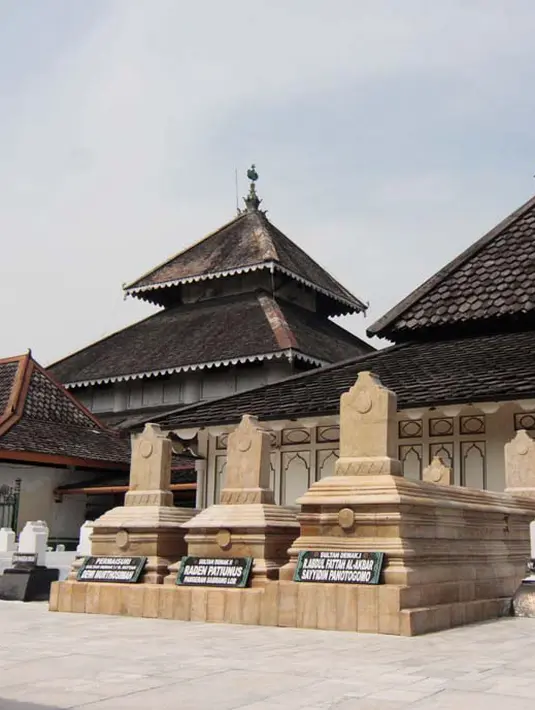 Memasuki bagian dalam, terdapat makam raja-raja kesultanan Demak, Raden Patah dan Pati Unus (Liputan6.com/Isna Setyanova)