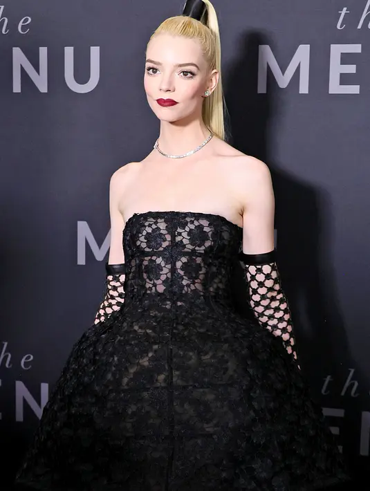 Anya Taylor-Joy berpose saat menghadiri pemutaran film "The Menu" di AMC Lincoln Square Theatre di New York City pada 14 November 2022. Bintang The Queen's Gambit melengkapi tampilan chic dengan sarung tangan panjang siku. (Theo Wargo/Getty Images/AFP)