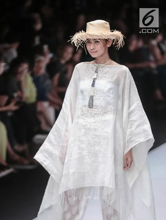 Model memeragakan busana rancangan Novita Yunus dalam Jakarta Fashion Week 2019 di Senayan City, Jakarta, Rabu (24/10). Novita mengusung tema Pesona Sisterhood. (Liputan6.com/Faizal Fanani)