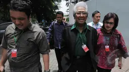 Adnan Buyung Nasution berjalan keluar dari rumah tahanan KPK, Jakarta, Jumat (6/3/2015). Adnan mengungkapkan kliennya Anas Urbaningrum akan melakukan kasasi ke Mahkamah Agung atas vonis yang diterimanya. (Liputan6.com/Herman Zakharia)