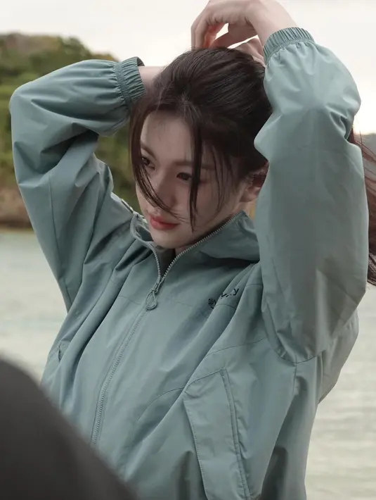 Go Younjung tampil luar biasa bahkan ketika dirinya sedang mengikat rambut. Dibalut jaket parasut berwarna hijau, Go Younjung tampil cantik efforless. [Foto: Instagram/goyounjung]