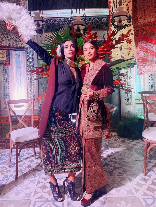 Aming memilih kebaya warna hitam dan kain tradisional (Foto: Instagram @amingisback)