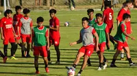Sesi latihan PSM Makassar di Lapangan Bosowa Sport Centre. (Bola.com/Abdi Satria)