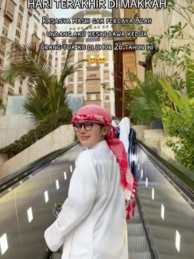 Transgender bernama Jeje pergi umrah bersama kedua orangtuanya