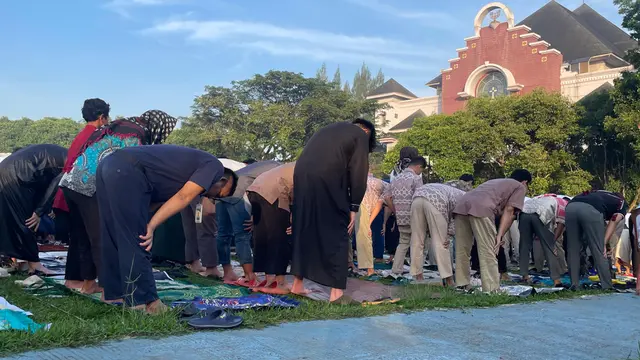 Ribuan jamaah umat muslim saat melaksanakan salat Idul Adha di lapangan Yayasan Lembaga Cornelis Chastelein, Pancoran Mas, Depok, Jawa Barat.