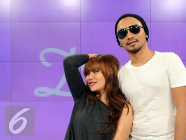 Cinta Penelope (kanan) bersama Putra Myface berfoto usai wawancara khusus di SCTV Tower, Jakarta, Rabu (10/8). Putra Myface merupakan produser film 3 Pilihan Hidup yang juga dibintangi Cinta. (Liputan6.com/Helmi Fithriansyah)