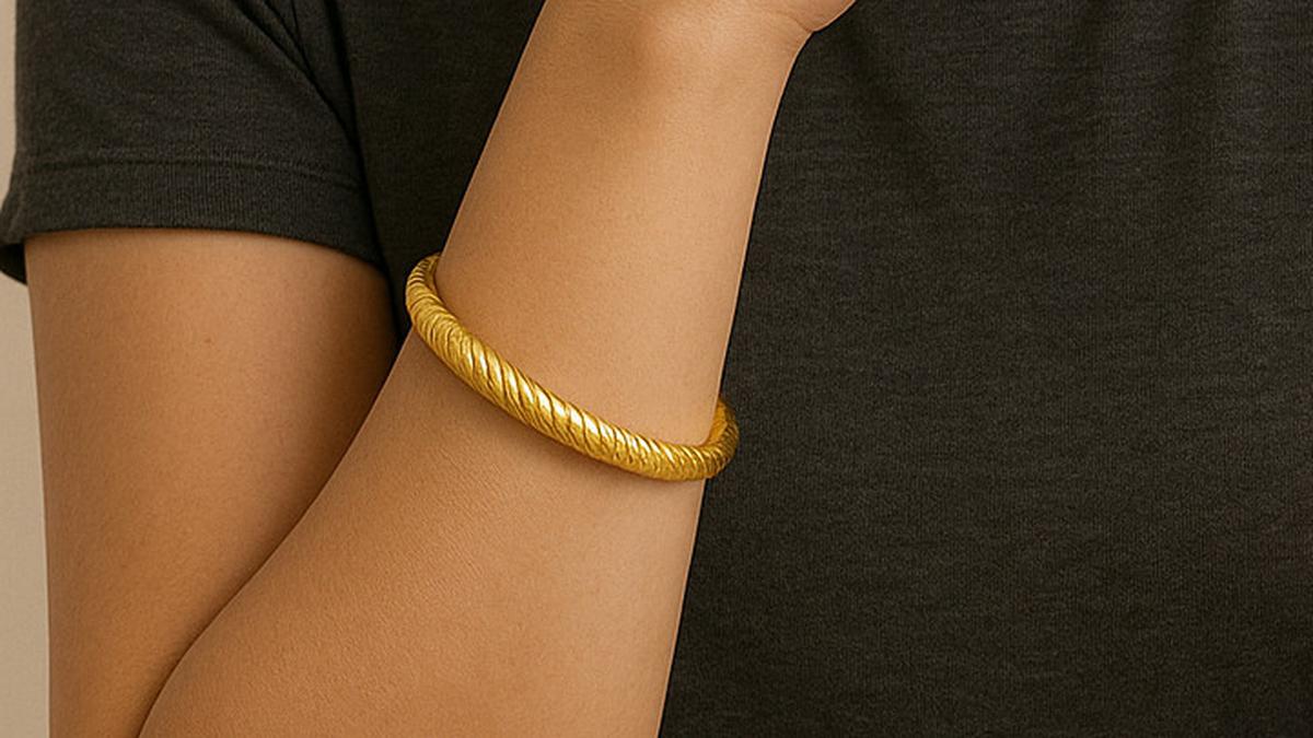 7 Gelang Bangle Satin &amp; Cuff Emas 24 Karat 5 Gram, Tampil Elegan dan Mewah