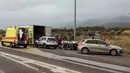 Sebuah truk berpendingin ditemukan oleh polisi yang berisi migran terparkir di pinggir jalan tol di Yunani utara, Senin (4/11/2019). Sebanyak 41 migran yang diduga berasal dari Afghanistan ditemukan hidup-hidup bersembunyi di dalam sebuah truk berpendingin. (Stavros Karypidis/xanthinews.gr via AP)