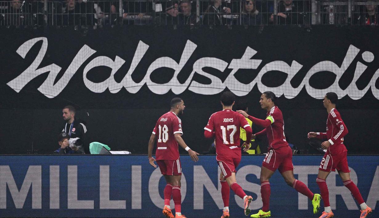 Bek Liverpool asal Belanda, Virgil van Dijk (kedua dari kanan) merayakan golnya pada matchday 3 Liga Champions 2025/2026 melawan Eintracht Frankfurt di Stadion Deutsche Bank Park, Frankfurt, Jerman, pada Rabu 22 Oktober 2025 waktu setempat atau Kamis (23/10/2025) dini hari WIB. (Kirill KUDRYAVTSEV/AFP)
