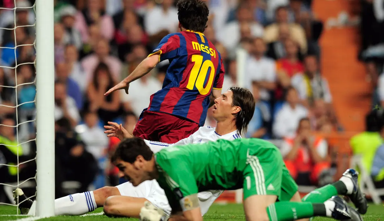 Lionel Messi melakukan solo run melewati beberapa pemain Madrid sebelum mencetak gol kedua ke gawang Iker Casillas di Stadion Santiago Bernabeu, Madrid, (27/4/2011). Barca menang 2-0. (AFP Photo/Dani Pozo)