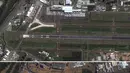 Kombinasi gambar yang dirilis oleh Maxar Technologies ini menunjukkan pemandangan sebelum dan sesudah banjir di Bandara Internasional Salgado Filho, Porto Alegre, Brasil, pada 7 Mei 2024. (Satellite image ©2024 Maxar Technologies via AP)