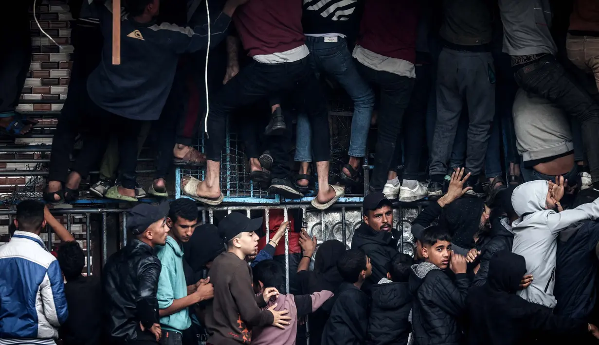 Perang antara Israel dan Milisi Hamas yang berkepanjangan memberi ancaman kurangnya pasokan makanan terutama untuk pengungsi di Rafah. (MOHAMMED ABED/AFP)