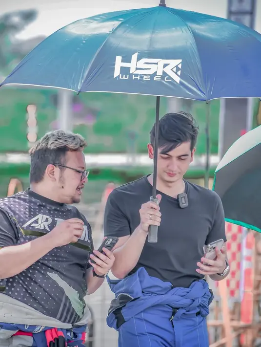 Pose Teuku Ryan di tengah teruknya matahari. Dia tampak serius berbincang dengan rekannya. (Foto: Instagram/ teukuryantr).