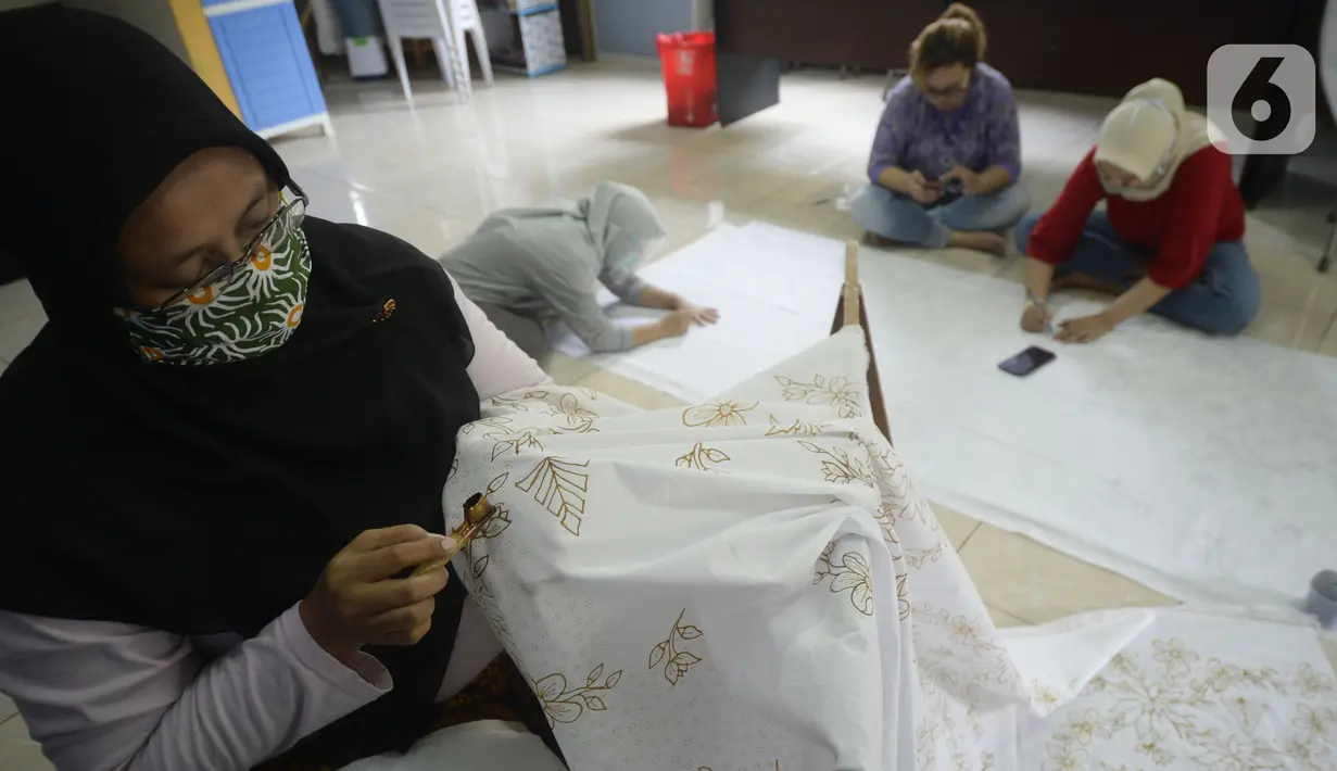 Ibu rumah tangga menyelesaikan pembuatan batik kembang mayang di Kampung Batik, Kelurahan Larangan Selatan, Kota Tangerang, Banten, Rabu (26/8/2020). Di tempat yang menjadi destinasi wisata tersebut kita bisa melihat langsung pembuatan dan mengikuti pelatihan membatik. (merdeka.com/Dwi Narwoko)