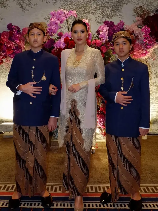 Kebaya Kondangan ala Marcella Zalianty