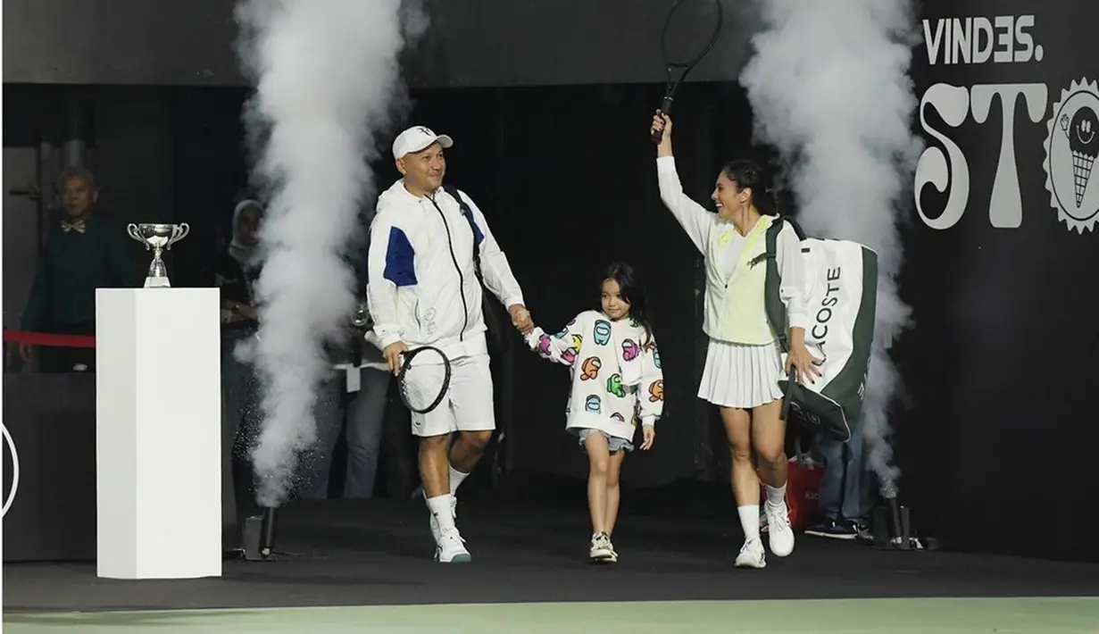 Saat memasuki lapangan, ribuan penonton yang menyaksikan Tiba Tiba Tenis langsung heboh menyambut kedatangan Wulan Guritno dn Gading Marten. Tampak pula, Gempita juga turut mendampingi sang ayah untuk memberikan dukungan.
(Liputan6.com/IG/@gadiiing)