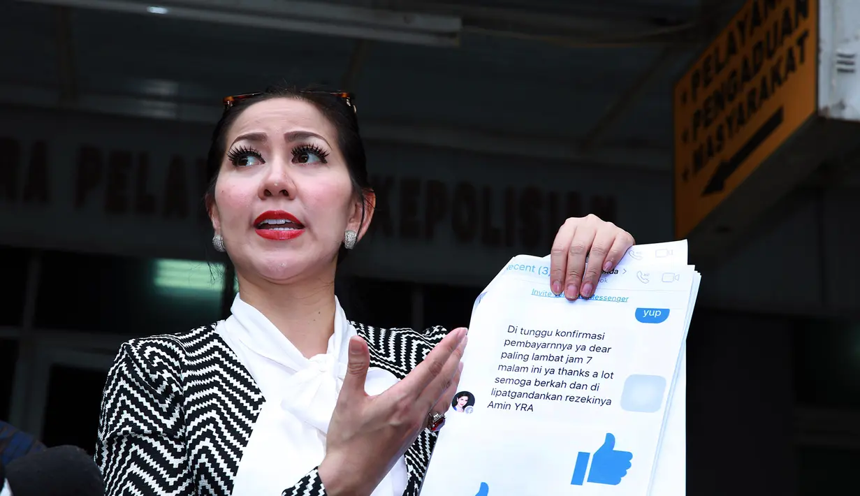 Sejak kasus penipuan melalui dunia maya ini melibatkan namanya, Venna Melinda pun merasa harus lebih berhati-hati dalam menggunakan media sosial. Ia kapok dan tidak mau sering-sering mengunggah sesuatu ke dunia maya. (Deki Prayoga/Bintang.com)