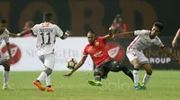 Pemain Persija Jakarta, Rohit Chan (tengah) berebut bola dengan para pemain Bali United pada lanjutan Liga 1 2017 di Stadion Patriot, Bekasi, Minggu (21/5/2017). Persija Bermain imbang 0-0. (Bola.com/Nicklas Hanoatubun)