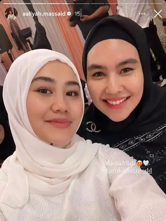 Hadir juga presenter yang juga istri dari Habib Usman, Kartika Putri tampil dengan setelan outfit hitam. [Instagram/aaliyah.massaid]
