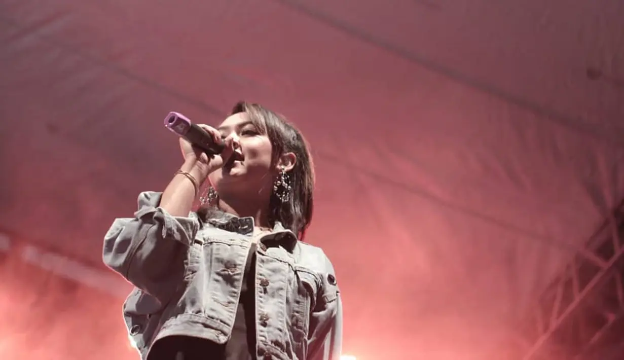 Meskipun demikian, Happy Asmara juga pernah tampil dengan denim saat beraksi di atas panggung. Pelantun lagu 'Lintang Ati' tampil memukaudengan  kaos hitam dibalut jaket denim yang digulung bagian tangannya. (Liputan6.com/IG/@happy_asmara77)