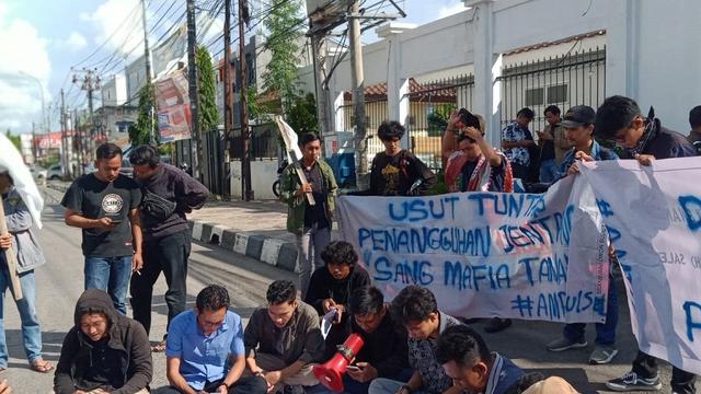 Sejumlah mahasiswa demo menolak keputusan penangguhan penahanan Jentang di Kantor Kejati Sulsel (Liputan6.com/ Eka Hakim)