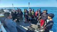 Sebanyak 18 nelayan asal Indonesia telah di serah terimakan oleh Pemerintah Australia lewat Australian Custom Vessel Cape Sorell milik Australian Border Force (ABF) kepada Bakamla RI. (Foto: Humas Bakamla RI)