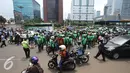 Ratusan pengendara Go-Jek terlibat kericuhan dengan sopir taksi di Jakarta, Selasa (22/3). Ratusan Go-Jek mendatangi para sopir taksi karena tersebar isu pemukulan terhadap beberapa pengendara Go-Jek oleh sopir taksi.  (Liputan6.com/Immanuel Antonius)