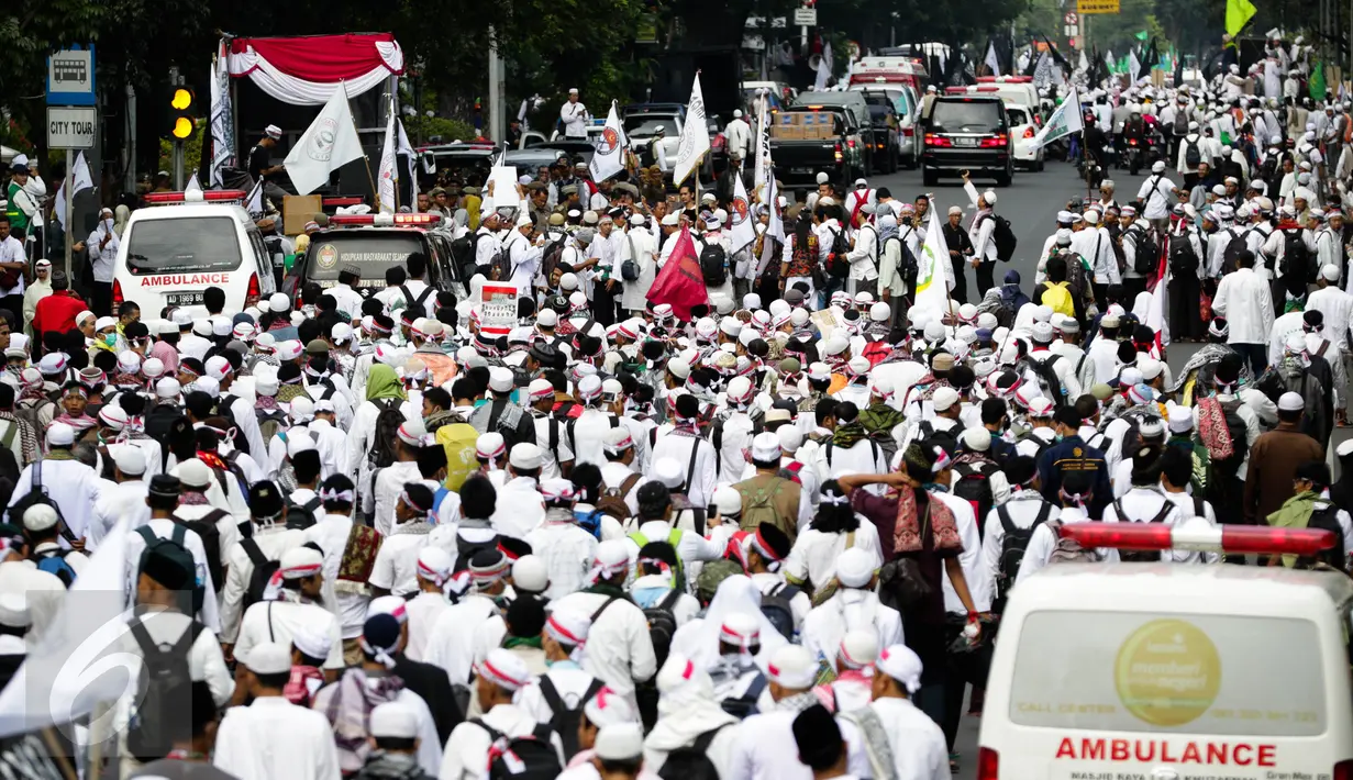 Massa demo 2 Desember mulai berjalan kaki menuju Monumen Nasional (Monas), Jakarta Pusat, Jumat (2/12). Diketahui, aksi 2 Desember yang disebut 'superdamai' itu tidak bakal diisi orasi. (Liputan6.com/Faizal Fanani)