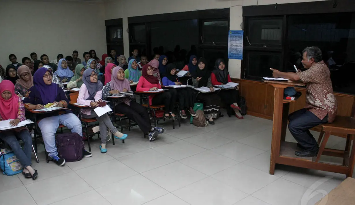 Para mengikuti kegiatan perkuliahan di Fakultas Ilmu Sosial, Universitas Negeri Jakarta, (17/9/14). (Liputan6.com/Faizal Fanani)