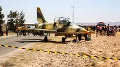 Pesawat jet tempur Libya L-39 Albatros pasukan Khalifa Haftar melakukan pendaratan darurat di Kota Medenine, Tunisia tenggara, atau sekitar 120 kilometer dari perbatasan Tunisia-Libya (22/7/2019). Jet tempur tersebut mendarat di jalan raya. (AFP Photo/Fathi Nasri)