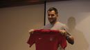 Pelatih Timnas Indonesia, Simon McMenemy, memegang jersey saat jumpa pers di Hotel Sultan, Jakarta, Kamis (24/1). Pada keterangannya, Simon ingin membawa timnas mengalami kenaikan ranking hingga peringkat 120. (Bola.com/Okie Prabhowo)