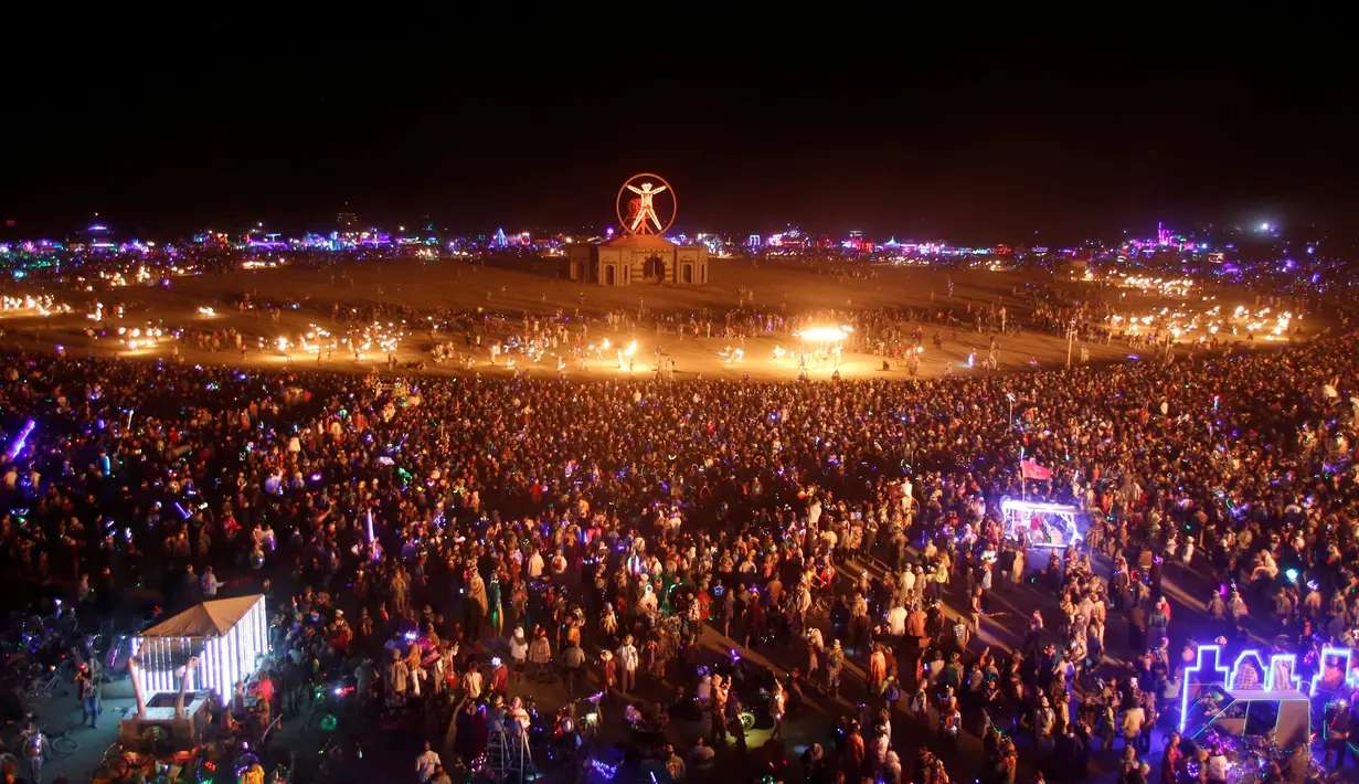 Puluhan ribu orang menyemut di malam festival seni dan musik tahunan Burning Man di Black Rock Desert, Nevada, AS (3/9). Diperkirakan 70.000 orang dari seluruh dunia berkumpul di sini. (REUTERS / Jim Urquhart)