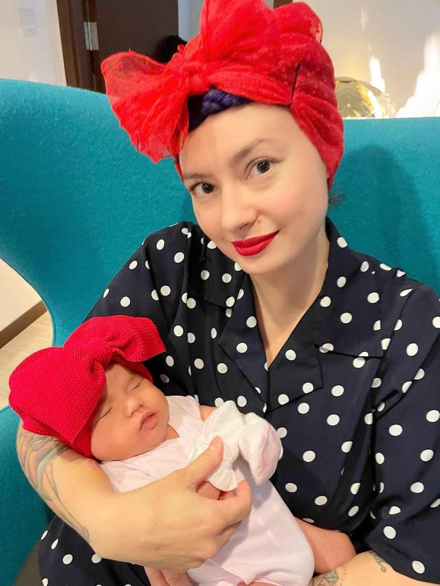 6 Potret Derby Romero dan Claudia Adinda yang Kompak Asuh Buah Hati