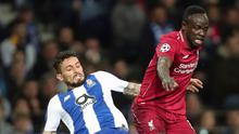 Winger Liverpool, Sadio Mane berebut bola dnegan bek FC Porto, Alex Telles pada leg kedua perempat final Liga Champions 2018/2019 di Estadio do Dragao, Rabu (17/4). Liverpool memastikan lolos ke babak semifinal Liga Champions setelah membantai FC Porto 4-1. (AP Photo/Luis Vieira)
