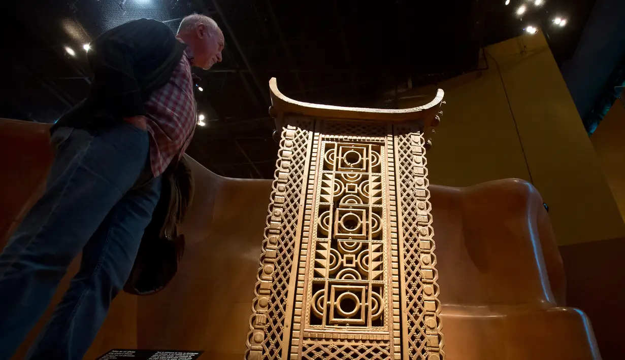 Pengunjung melihat singgasana kayu dan logam Raja Ghezo dari Kerajaan Dahomey di Museum Quai Branly, Paris, Prancis, Jumat (23/11). (AP Photo/Michel Euler)