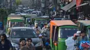 Kemacetan kendaraan di Raja Bazar jelang Hari Raya Idul Fitri, Rawalpindi, Pakistan, Selasa (19/5/2020). Raja Bazar terpantau ramai setelah pemerintah Pakistan melonggarkan lockdown karena pandemi virus corona COVID-19. (Farooq NAEEM/AFP)