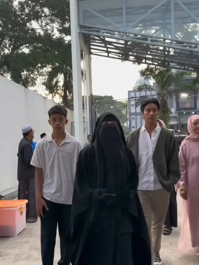 Potret Umi Pipik Hadiri Acara Bukber dengan Anak Yatim, Abidzar dan Bilal Kawal Bak Bodyguard